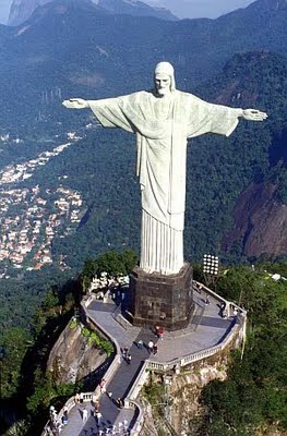 C’est Heitor da Silva Costa, ingénieur qui a construit le Cristo redentor avec le sculpteur français Paul Landowski. Un concours avait été organisé par l’Église catholique en 1921 afin de célébrer le centenaire de l’indépendance du Brésil, datant de1822. Il est rare à Rio, sauf en pleine rue, entouré de hauts immeubles, qu’on n’ait pas ce Christ monumental dans son champ de vision. C’est un repère, on n’imaginerait plus le "Pain de sucre" sans lui.